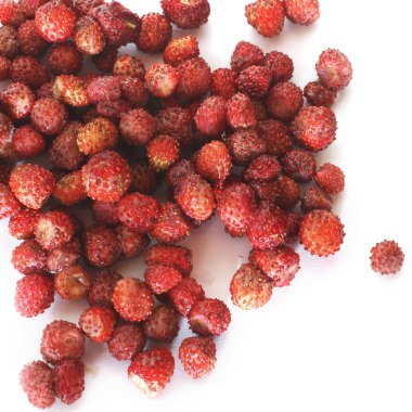 Beyaz arka planda çilekler