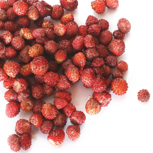 Beyaz arka planda çilekler