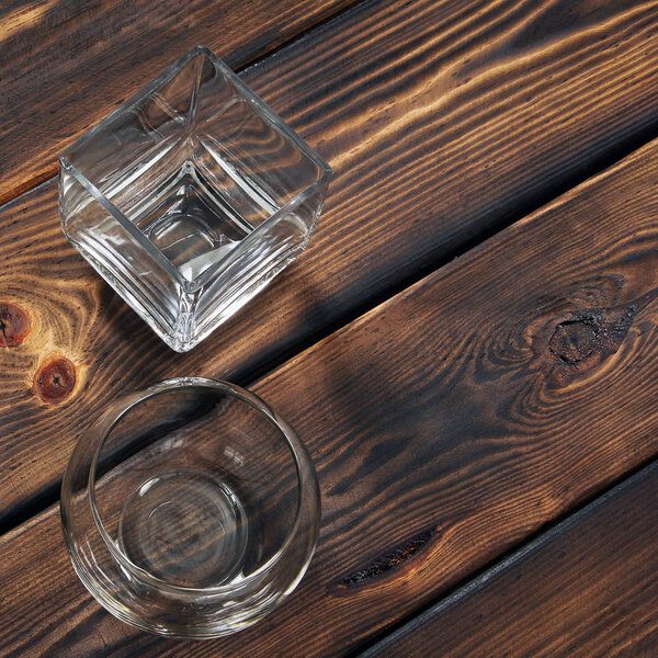 Стеклянная ваза на деревянном фоне
