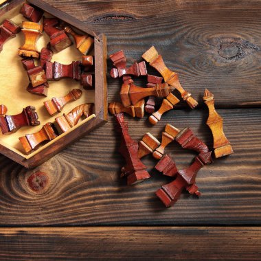 Ahşap arka plan üzerinde ahşap satranç