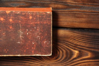 Ahşap zemin üzerine eski bir kitap