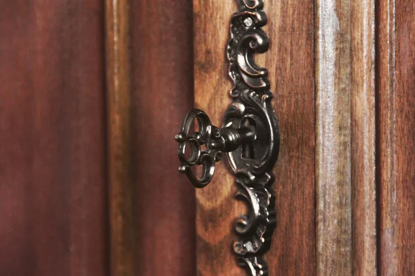 木製のドアのロックをクローズ アップ — ストック写真