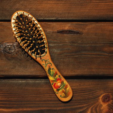 Ahşap arka plan üzerinde saç fırçası