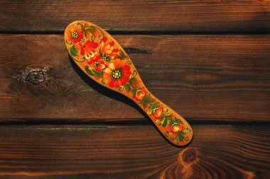 Ahşap arka plan üzerinde saç fırçası