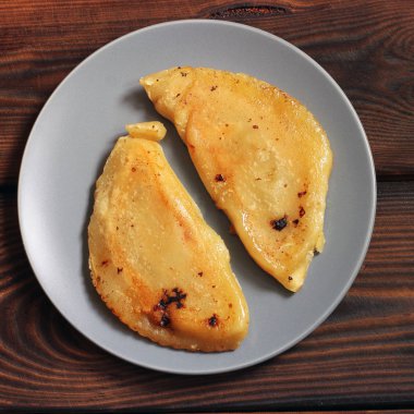 Chebureks ahşap arka plan üzerinde. Gıda