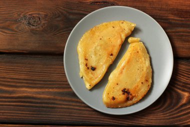 Chebureks ahşap arka plan üzerinde. Gıda