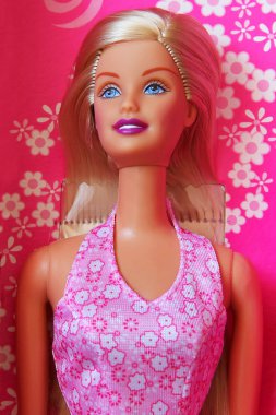 Kiev, Ukrayna - 27 Şubat 2019: Barbie bebek yakın çekim. Sarışın