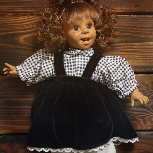 Baby doll sobre fondo de madera — Foto de Stock