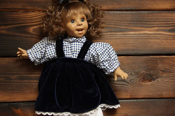 Baby doll sobre fondo de madera — Foto de Stock