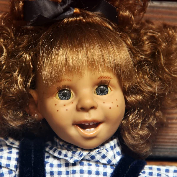 Baby doll op houten achtergrond — Stockfoto