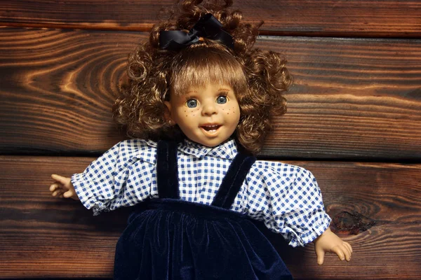 Baby doll op houten achtergrond — Stockfoto