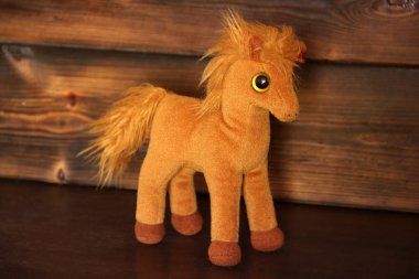 Bir at şeklinde yumuşak oyuncak