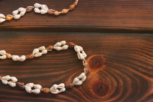 Collana Seashell su sfondo di legno — Foto Stock