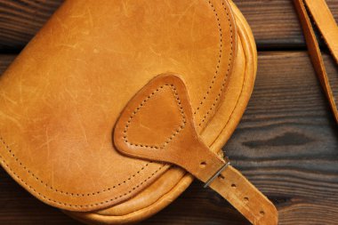 Ahşap arka planda deri çanta