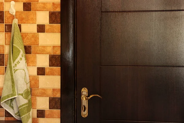 Handuk tergantung di dapur. Pintu kayu — Stok Foto