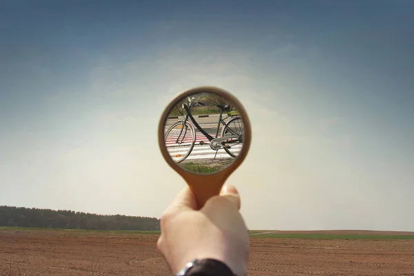 Reflection of a bicycle in the mirror on the background of a bea — Stock Photo, Image