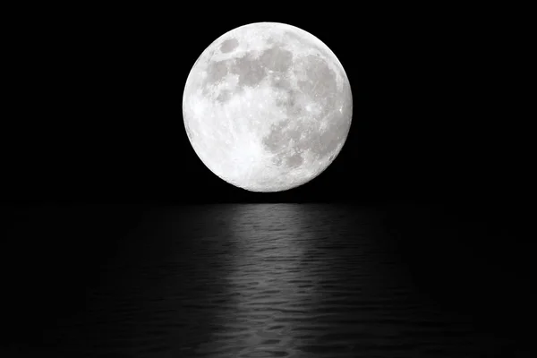 Měsíc v noci na Černé obloze. Odraz měsíčního svitu ve vodě — Stock fotografie