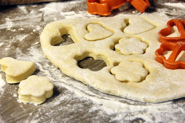 Готуємо печиво на кухні. Хлібобулочні вироби — стокове фото