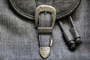 Kumaş arka plan. Toka yakın çekim.