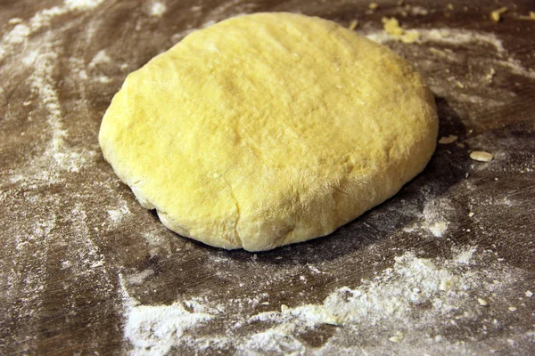 Dough and flour. Cooking cookies in the kitchen — Stock Photo, Image