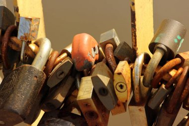 Chernihiv, Ukrayna - 10 Nisan 2019: Birçok eski kapı kilitleri yakın u