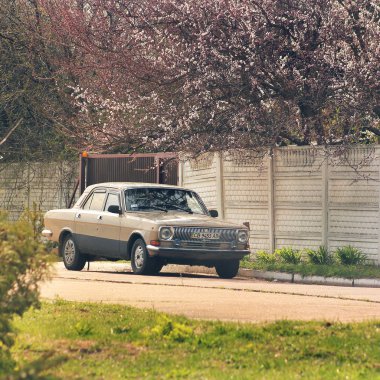 Chernihiv, Ukrayna - 10 Nisan 2019: İlkbaharda Eski araba Volga aga