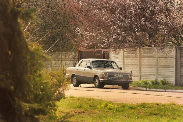 Chernihiv, Ucrânia - 10 de abril de 2019: Velho carro Volga na primavera aga — Fotografia de Stock