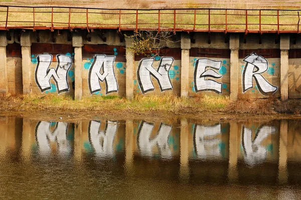 Die Inschrift "waner" an der Wand am Fluss — Stockfoto