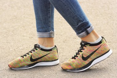 Chernihiv, Ukrayna - 19 Nisan 2019: Nike spor ayakkabılarını kapatın. Wom