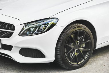 Kiev, Ukrayna - 3 Mayıs 2019: Beyaz Mercedes araba yakın çekim