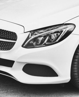 Beyaz araba yaklaş. Araba ayrıntıları