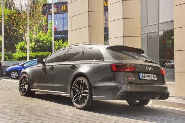 Kiev, Ukrayna - 3 Mayıs 2019: Şehirde Gri Audi Rs6 araba.