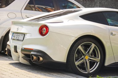 Kiev, Ukrayna - 3 Mayıs 2019: Beyaz Ferrari F12 Berlinetta içinde