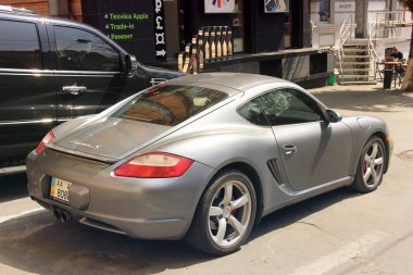 Kiev, Ukrayna - 3 Mayıs 2019: Porsche Cayman S şehirde park