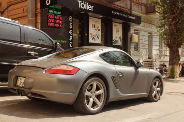 Kiev, Ukrayna - 3 Mayıs 2019: Porsche Cayman S şehirde park