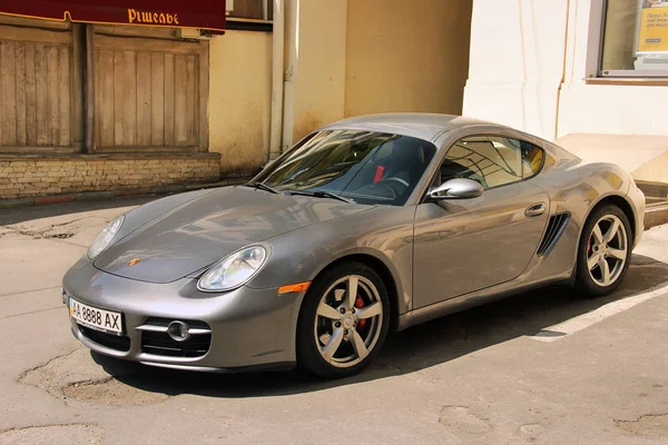 Kiev, Ukraine - 3 mai 2019 : Porsche Cayman stationnée dans la ville — Photo