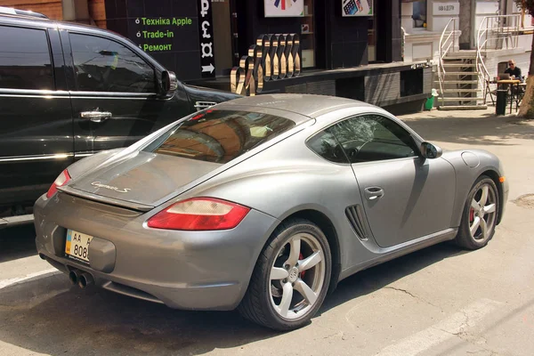 Kiev, Ucrânia - 3 de maio de 2019: Porsche Cayman S estacionado na cidade — Fotografia de Stock