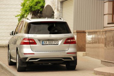 Kiev, Ukrayna - 3 Mayıs 2019: Gri Suv Mercedes Ml350 t park