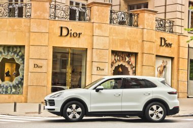 Kiev, Ukrayna - 3 Mayıs 2019: Beyaz Porsche Cayenne pıhtı yakınında