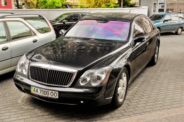 Kiev, Ukrayna - 3 Mayıs 2019: Lüks araba Maybach yakınında park 