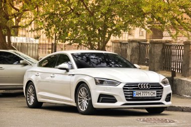 Kiev, Ukrayna - 3 Mayıs 2019: Beyaz Audi A5 şehir ce park