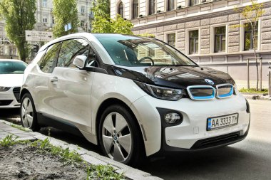 Kiev, Ukrayna - 3 Mayıs 2019: Bmw i3 elektrikli otomobil sokakta