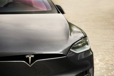 Kiev, Ukrayna - 3 Mayıs 2019: Tesla Model X sokakta 
