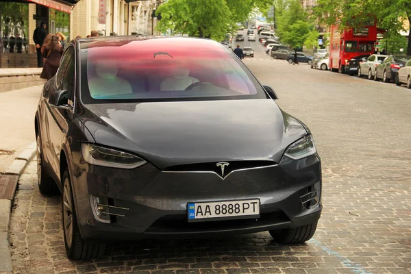 Kiev, Ucrania - 3 de mayo de 2019: Tesla Model X en la calle de la — Foto de Stock