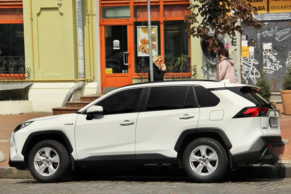 Kiev, Ukrayna - 3 Mayıs 2019: Şehirde Toyota Rav4 Suv