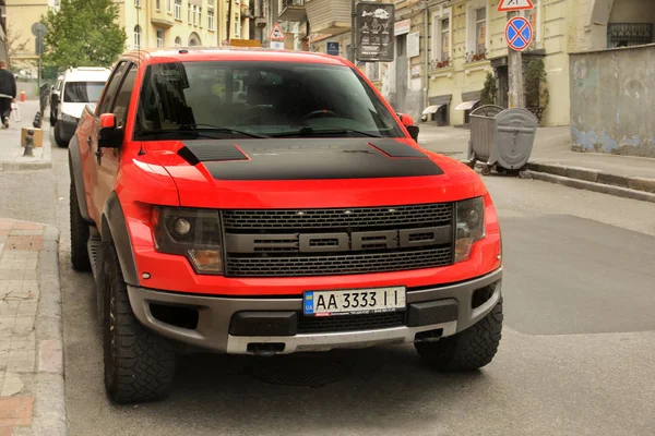 Kiev, Ucrânia - 3 de maio de 2019: Um grande Ford Raptor SUV na cidade — Fotografia de Stock