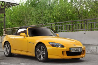 Kiev, Ukrayna - 3 Mayıs 2019: Şehirde sarı bir süper otomobil Honda S2000