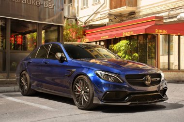 Kiev, Ukrayna - 3 Mayıs 2019: Mavi Mercedes Brabus şehirde park