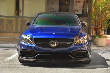 Kiev, Ukrayna - 3 Mayıs 2019: Mavi Mercedes Brabus şehirde park