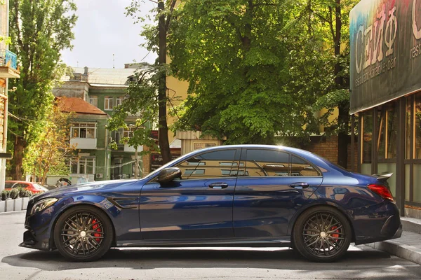 Kyjev, Ukrajina-květen 3, 2019: modrý Mercedes Brabus zaparkovaný ve městě — Stock fotografie